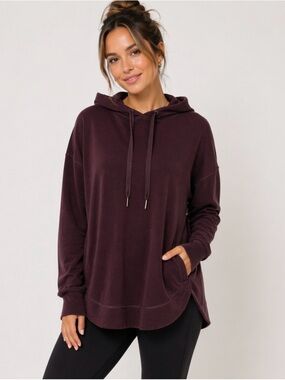 Sweaty Betty burgundy/maroon hoodie, women’s size XS. Rounded hem.